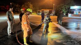 Respons Cepat Aduan Masyarakat, Jalan Berpasir di Simpang RSUD Dibersihkan