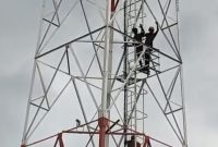 Aksi Heroik Brimob Polda Kepri Bujuk Pria Turun dari Tower 100 Meter di Batu Aji