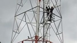 Aksi Heroik Brimob Polda Kepri Bujuk Pria Turun dari Tower 100 Meter di Batu Aji
