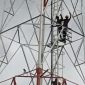 Aksi Heroik Brimob Polda Kepri Bujuk Pria Turun dari Tower 100 Meter di Batu Aji