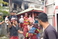 Petugas damkar Karimun mengevakuasi dua orang balita korban kebakaran di Karimun.