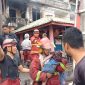 Petugas damkar Karimun mengevakuasi dua orang balita korban kebakaran di Karimun.