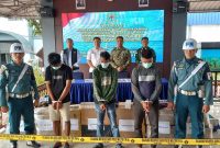 Tiga pelaku Penyelundupan dipamerkan dalam kegiatan konferensi pers di Mako Lanal Karimun.