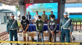 Tiga pelaku Penyelundupan dipamerkan dalam kegiatan konferensi pers di Mako Lanal Karimun.