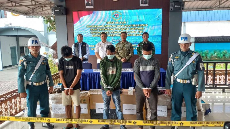 Tiga pelaku Penyelundupan dipamerkan dalam kegiatan konferensi pers di Mako Lanal Karimun.