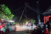 Petugas PLN melakukan perbaikan terhadap tiang listrik yang tumbang