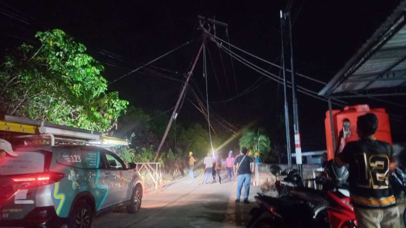 Petugas PLN melakukan perbaikan terhadap tiang listrik yang tumbang