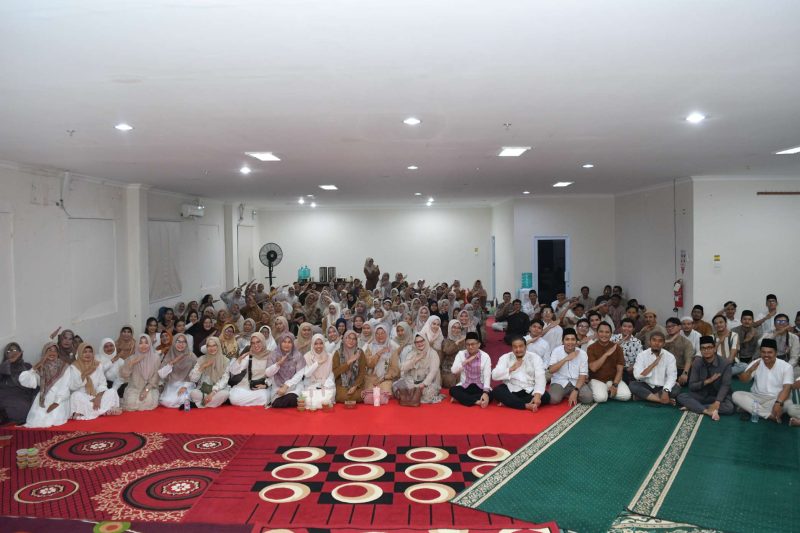 Seluruh Karyawan IHC RSBT Karimun berfoto bersama dalam kegiatan Buka Puasa Bersama di Aula RSBT Karimun. FOTO: ANGGA/RSBT KARIMUN