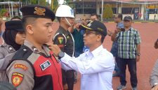 Bupati Karimun Iskandarsyah menyematkan pitatanda operasi kepada perwakilan Petugas Operasi Ketupat 2026.