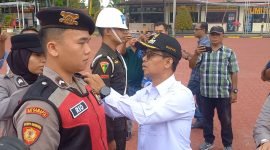 Bupati Karimun Iskandarsyah menyematkan pitatanda operasi kepada perwakilan Petugas Operasi Ketupat 2026.