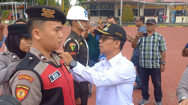 Bupati Karimun Iskandarsyah menyematkan pitatanda operasi kepada perwakilan Petugas Operasi Ketupat 2026.