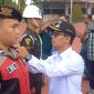 Bupati Karimun Iskandarsyah menyematkan pitatanda operasi kepada perwakilan Petugas Operasi Ketupat 2026.
