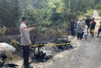 Polisi melakukan olah TKP di lokasi terbakarnya dua unit motor di Tower Tiga Desa Pongkar.