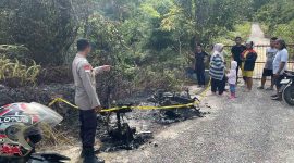 Polisi melakukan olah TKP di lokasi terbakarnya dua unit motor di Tower Tiga Desa Pongkar.
