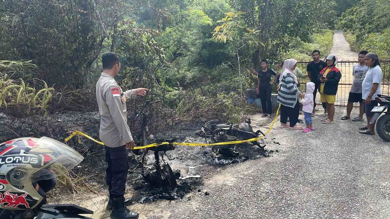 Polisi melakukan olah TKP di lokasi terbakarnya dua unit motor di Tower Tiga Desa Pongkar.