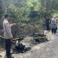 Polisi melakukan olah TKP di lokasi terbakarnya dua unit motor di Tower Tiga Desa Pongkar.