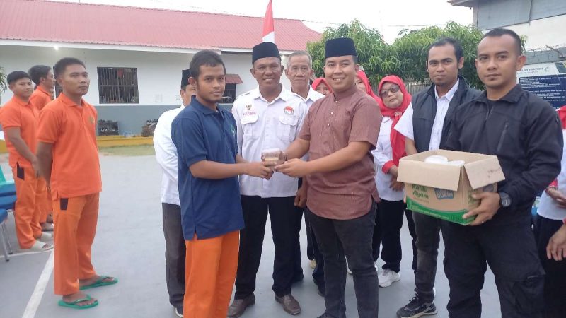 Ramadan 2026, Apmikimmdo Karimun Tebar 1.000 Takjil untuk Pengendara dan Warga Binaan