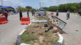 Diduga Mengantuk, Mobil APV Hantam Trotoar di Coastal Area Karimun