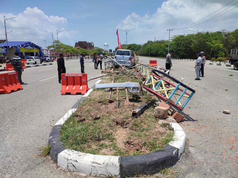 Diduga Mengantuk, Mobil APV Hantam Trotoar di Coastal Area Karimun
