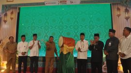Bupati Karimun didampingi Kepala OJK Kepri, Plt Dirut BRK Syariah, Branch Manager BRK Syariah Karimun membuka Kompetisi Dai Cilik dan Hadrah.