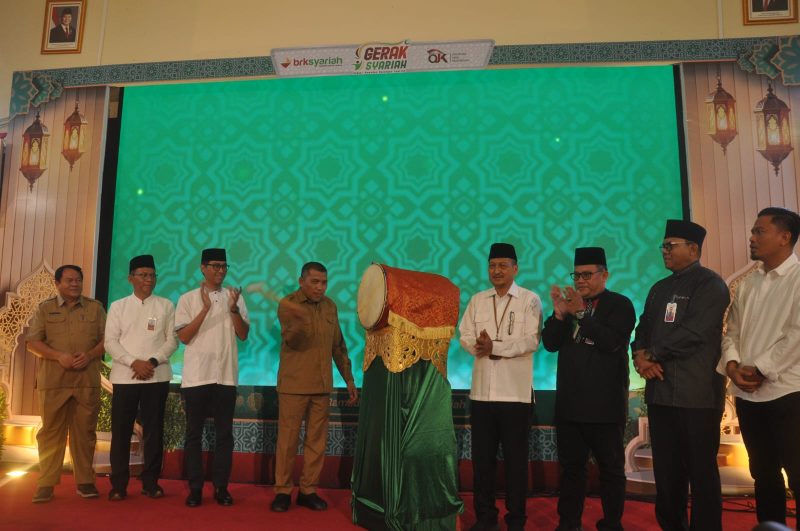 Bupati Karimun didampingi Kepala OJK Kepri, Plt Dirut BRK Syariah, Branch Manager BRK Syariah Karimun membuka Kompetisi Dai Cilik dan Hadrah.