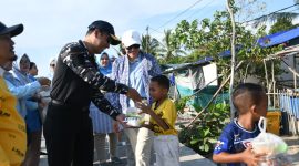 Ramadhan 2026, Lanal Tanjung Balai Karimun Bagikan Takjil dan Gelar Aksi Bersih Pantai