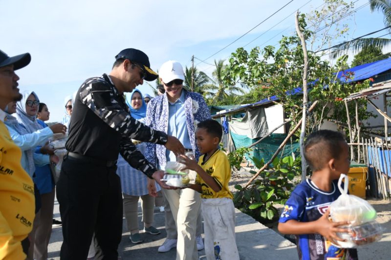 Ramadhan 2026, Lanal Tanjung Balai Karimun Bagikan Takjil dan Gelar Aksi Bersih Pantai