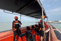 TIM SAR melakukan penyisiran di lokasi diduga terjatuhnya korban yang merupakan Penumpang SB Karunia Jaya