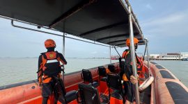 TIM SAR melakukan penyisiran di lokasi diduga terjatuhnya korban yang merupakan Penumpang SB Karunia Jaya