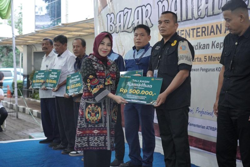Kementerian ATR/BPN Salurkan Santunan kepada Pegawai dalam Bazar Ramadan 1447 H