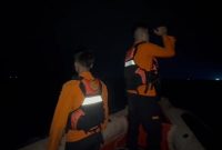 Tim SAR melakukan penyisiran area di Perairan Depan Coastal Area Karimun untuk mencari korban penumpang SB Karunia Jaya yang terjatuh ke laut. FOTO: TIM SAR