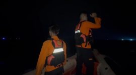 Tim SAR melakukan penyisiran area di Perairan Depan Coastal Area Karimun untuk mencari korban penumpang SB Karunia Jaya yang terjatuh ke laut. FOTO: TIM SAR