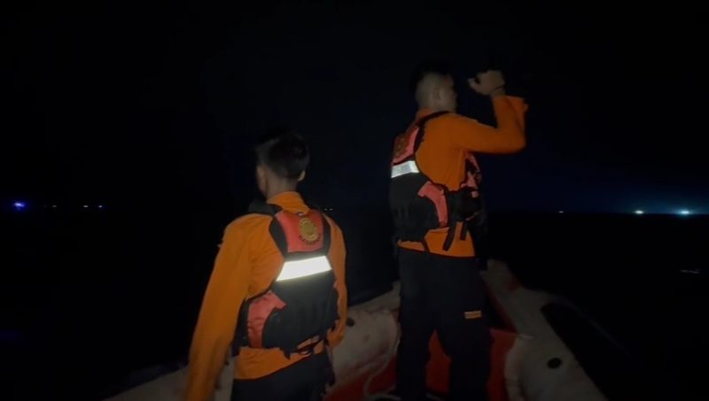 Tim SAR melakukan penyisiran area di Perairan Depan Coastal Area Karimun untuk mencari korban penumpang SB Karunia Jaya yang terjatuh ke laut. FOTO: TIM SAR
