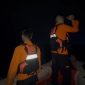 Tim SAR melakukan penyisiran area di Perairan Depan Coastal Area Karimun untuk mencari korban penumpang SB Karunia Jaya yang terjatuh ke laut. FOTO: TIM SAR