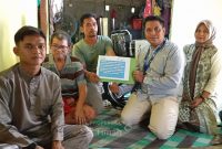 PT Timah Serahkan Bantuan Kursi Roda untuk Warga Kundur Utara yang Lumpuh Akibat Stroke