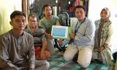 PT Timah Serahkan Bantuan Kursi Roda untuk Warga Kundur Utara yang Lumpuh Akibat Stroke