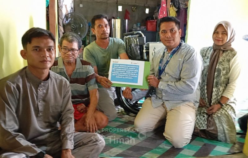 PT Timah Serahkan Bantuan Kursi Roda untuk Warga Kundur Utara yang Lumpuh Akibat Stroke