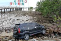 Kondisi mobil yang menabrak satu keluarga di Coastal. FOTO: ISTIMEWA