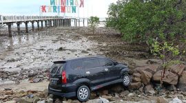 Kondisi mobil yang menabrak satu keluarga di Coastal. FOTO: ISTIMEWA