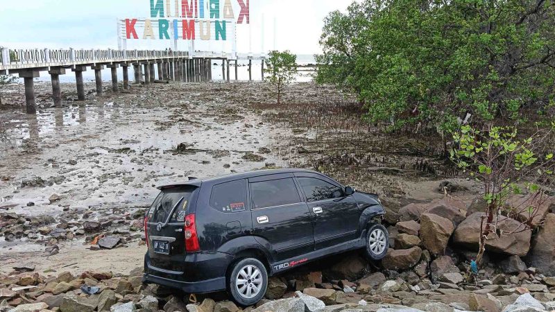 Kondisi mobil yang menabrak satu keluarga di Coastal. FOTO: ISTIMEWA