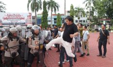 Polres Karimun Gelar Simulasi Pengamanan Unjuk Rasa Jelang May Day 2026