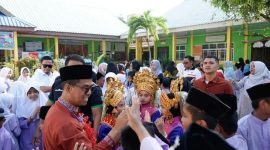 Bupati Karimun Iskandarsyah 