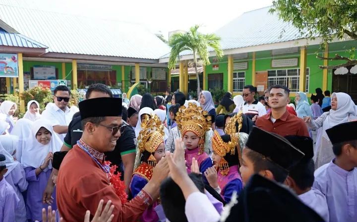 Bupati Karimun Iskandarsyah 