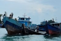 Kapal Pengangkut Kelapa Kandas di Perairan Moro Timur