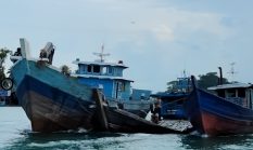 Kapal Pengangkut Kelapa Kandas di Perairan Moro Timur