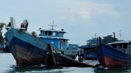Kapal Pengangkut Kelapa Kandas di Perairan Moro Timur