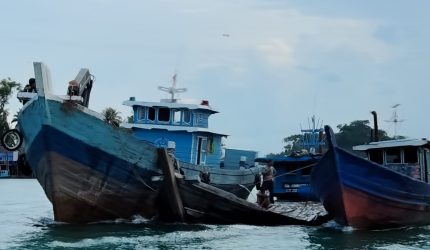 Kapal Pengangkut Kelapa Kandas di Perairan Moro Timur
