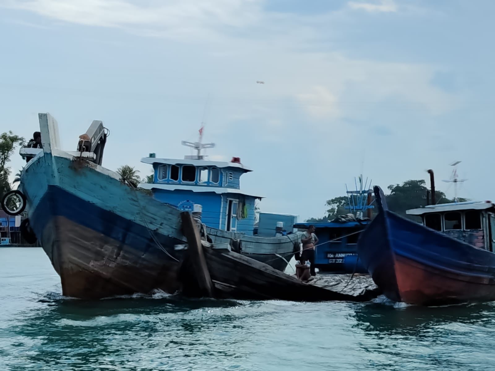 Kapal Pengangkut Kelapa Kandas di Perairan Moro Timur