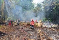 Diduga Dipicu Bakar Sampah, Satu Rumah Kosong di Tebing Karimun Ludes Terbakar