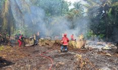 Diduga Dipicu Bakar Sampah, Satu Rumah Kosong di Tebing Karimun Ludes Terbakar